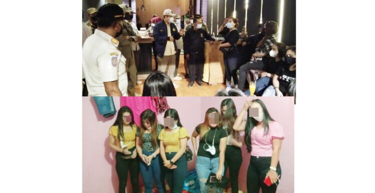 PEMANDU KARAOKE-23 wanita pemandu karaoke di giring ke Mako Satpol PP Pasaman Barat dari empat tempat karaoke di wilayah tersebut, Jumat (9/7) dinihari.