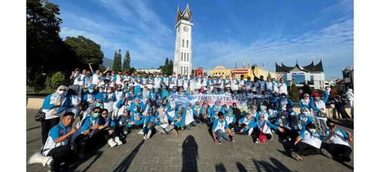 FOTO BERSAMA—Bintang Sport Comunity (BSC) sukses menggelar Family Gathering di Kota Bukittinggi, Pembina BSC, Budi Syukur usai gelaran foto bareng di Jam Gadang, 20 Juni 2021 lalu.
