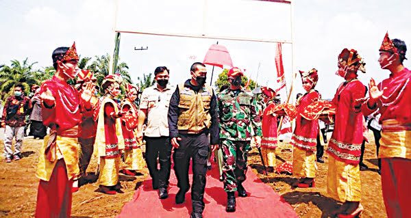 Wagub Sumbar dan Danrem 032/Wbr Apresiasi Pelaksanaan Vaksinasi, Audy: Kabupaten/Kota Contoh Proses Vaksin Covid-19 Dharmasraya 1 Wakil Gubernur Sumbar Audy Joinaldy, Komandan Korem 032/Wbr Brigadir Jenderal TNI Arief Gajah Mada, didampingi Bupati Dharmasraya, Sutan Riska Tuanku Kerajaan saat meninjau proses vaksinasi covid19 di Dharmasraya.