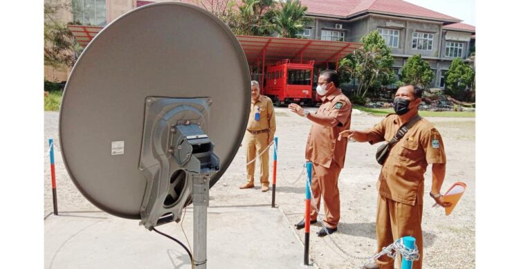 Satu-satunya di Sumbar, Pedangpariaman Terima Bantuan WRS New G 1 CEK—Kalaksa BPBD Padangpariaman Budi Mulya cek langsung alat bantuan BMKG Pusat, kemarin.