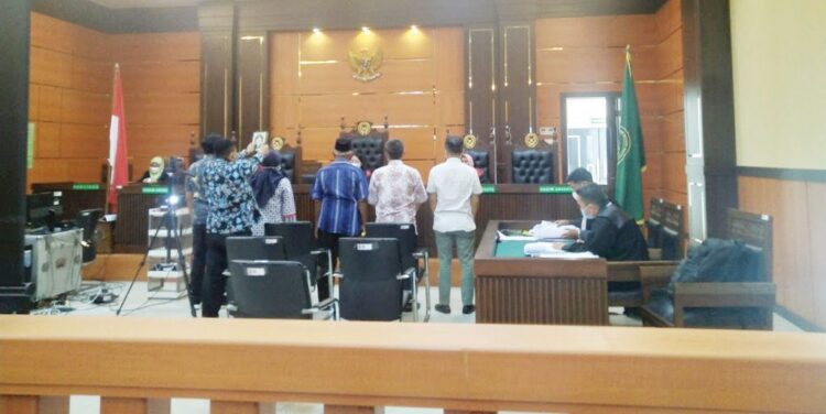 SIDANG LANJUTAN— Lima orang saksi dihadirkan saat sidang lanjutan perkara penipuan dan penggelapan investasi lahan tanah seluas 765 hektare di Kota Padang dengan terdakwa Delfi dan Eko, Kamis (1/7).