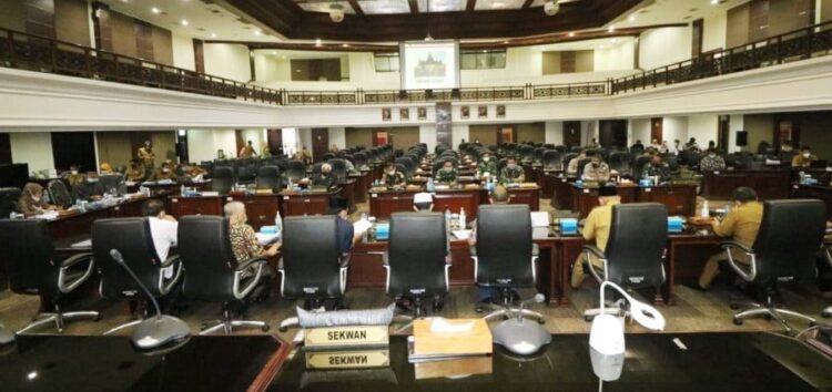 Referensi Memacu Pertumbuhan Ekonomi, DPRD Sumbar Bahas RPJMD dengan Pakar dan Pelaku Usaha 1 Untuk penyempurnaan RPJMD Provinsi Sumatera Barat DPRD Sumbar melakukan pembahasan dengan sejumlah pakar ekonomi dari akademisi dan pelaku usaha.