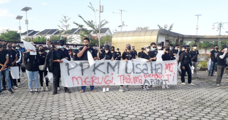 Angkat Bendera Putih di Kota Padang, PPKM Usaha Mati, Pengusaha Menjerit, Trauma dengan Aparat 1 TOLAK PERPANJANGAN PPKM Seratusan massa yang mengatasnamakan aliansi Masyarakat Sumbar Terdampak PPKM menggelar aksi damai menolak diperpanjangnya PPKM, Kamis (29/7) sore di bundaran Simpang Masjid Raya Sumbar.