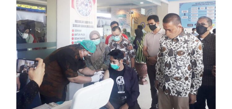 RSUP  Dr. M. Djamil Padang menggelar gebyar vaksinasi gratis bagi masyarakat umum di halaman poliklinik rawat jalan RSUP Dr. M. Djamil Padang, Sabtu (3/7).