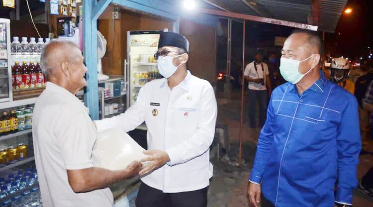 Wali Kota Padang Hendri Septa memberikan bantuan kepada masyarakat Kota Padang.
