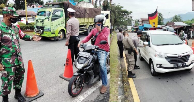 PENYEKATAN— Petugas gabungan melakukan pemeriksaan terhadap pengendara yang ingin melewati Pos penyekatan Lubuk Buaya yang merupakan perbatasan Kota Padang dan Kabupaten Padang Pariaman, Selasa (13/7).