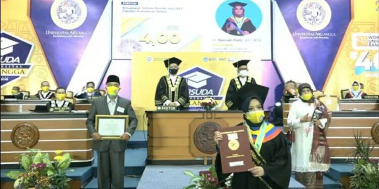 Naimah Putri (27 tahun), Lulusan Doktor FKH Unair Asal Padang, Selesaikan Studi S3 2,5 Tahun, IPK 4 1 WISUDAWATI TERBAIK— Naimah Putri (27), saat menjalani prosesi wisuda program S3 Fakultas Kedokteran Hewan (FKH) Unair periode wisuda Juni 2021, baru-baru ini.