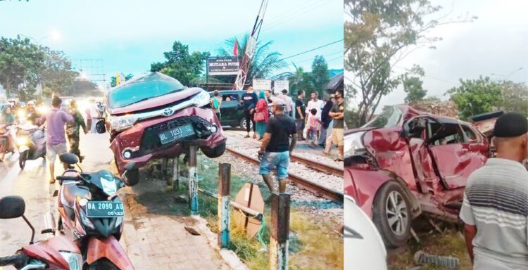 REMUK— Mobil Avanza bernomor polisi BL 1031 SL remuk dan panjat pagar pembatas usai terlibat kecelakaan dengan kareta api Sibinuang di perlintasan Simpang Komplek Mutiara Putih  Kota Padang, Jumat (23/7).