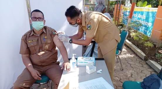 SUNTIK VAKSIN—Kabag Humas dan Protokoler Setdakab Pessel, selaku Juru Bicara Satuan Tugas Covid 19 Rinaldi, Selasa (27/7), saat disuntik vaksin.