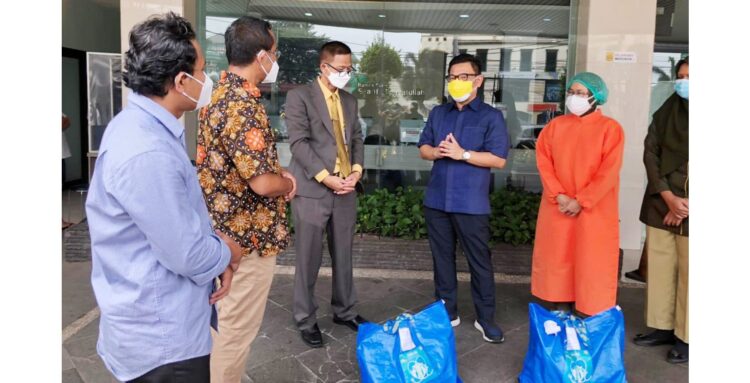 menyerahkan bantuan---Ketua Yayasan AHM Ahmad Muhibbuddin (kiri kedua), Ketua Umum IKALUIN Ace Hasan Sadzily (kanan ketiga), menyerahkan bantuan bagi tenaga kesehatan yang diterima langsung Direktur Utama RS UIN Jakarta Amir Fauzi (kiri ketiga). 