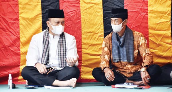 PERAN NINIAK MAMAK— Wabup Agam Irwan Fikri harapkan niniak mamak jangan termakan isu hoaks saat gelar pertemuan dengan ninik mamak, di Balairung Adat Nagari Bayua, Kecamatan Tanjung Raya.