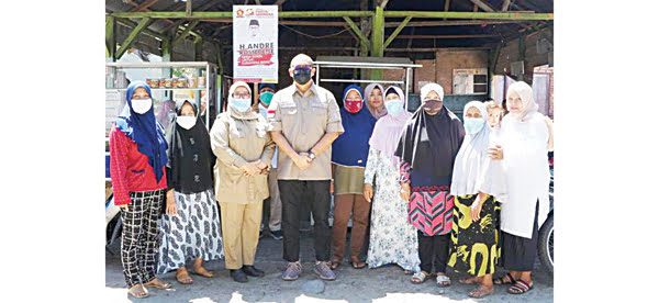 Andre Rosiade Berbagi Sembako di Kurai Taji, Pariaman 1 FOTO BERSAMA— Anggota DPR RI Andre Rosiade berfoto bersama warga Pauh Kuraii Taji, Kota Pariaman, saat pembagian ratusan paket sembako.