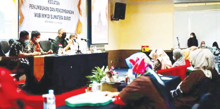 PELATIHAN— Anggota DPR RI Andre Rosiade memberikan pelatihan keterampilan untuk 20 orang calon bartender atau peracik kopi yang saat ini sangat dibutuhkan.