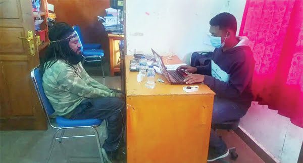 PERIKSA—Anggota KKB berinisial OW alias UT saat menjalani pemeriksaan di Mapolres Puncak Jaya, Kamis( 22/ 7).