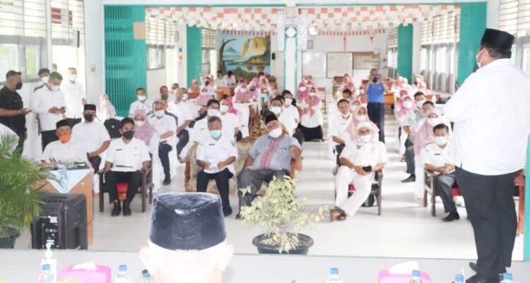 Bupati Padangpariaman Apresiasi Kinerja Guru 1 Bupati Padangpariaman Suhatri Bur meminta Kepsek SMA/SMK dalam wilayah Padangpariaman sosialisasikan sistim zonasi Kemarin, Gubernur Sumatra Barat Mahyeldi dan Bupati Padangpariaman Suhatri Bur mengunjungi salah satu sekolah di wilayah II Sumatera Barat yang mencakup Kabupaten Padangpariaman dan Kota Pariaman di SMA N 1 2X11 Enam Lingkung.