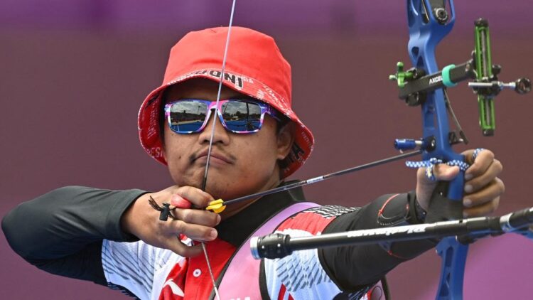 PANAHAN-- Atlet Indonesia Riau Ega Salsabila bertanding di babak 16 besar beregu putra cabang panahan gagal meraih medali Olimpiade Tokyo 2020.