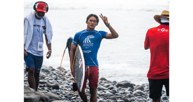 GAGAL—Atlet peselancar Indonesia Rio Wanda gagal mendulang medali di ajang Olimpiade Tokyo 2020.