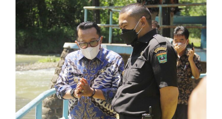 Wagub Tinjau Vaksinasi Massal di Batipuah I 1 DIALOG—Wakil Gubernur (Wagub) Sumatera Barat Audy Joinaldy saat dialog dengan Bupati Tanahdatar Eka Putra.