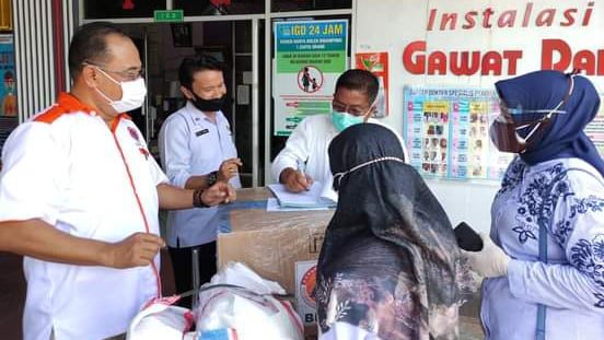 SERAHKAN—Kepala BPBD Pessel Herman Budiarto, dan diterima langsung Direktur RSUD. Dr. M.Zein Painan Dr. Sutarman, didampingi Kabid Penunjang Medis, Silvia Ikhlas.