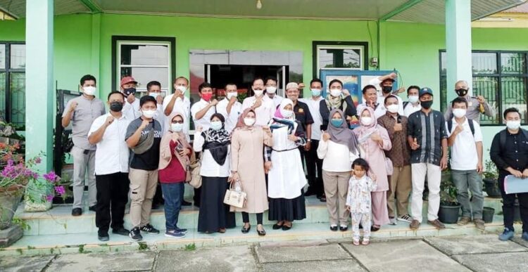 FOTO BERSAMA—Badan Usaha Milik Nagari (BUMNag) Koto Ranah di Jorong Koto Tuo, Nagari Koto Ranah Kecamatan Koto Besar Kabupaten Dharmasyara foto bersama.