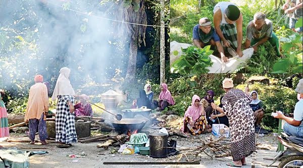 BALANJUANG DAN POTONG SAPI—  Pemotongan hewan kurban dari Andre Rosiade dan balanjuang di Mushalla Baitul Huda, Pasa Lalang, Kelurahan Kuranji, Kecamatan Kuranji, Kamis (2/7).
