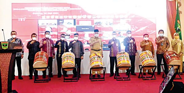 LAWAN RENTENIR— Bank Nagari dipercaya menyalurkan kredit atau Pembiayaan Melawan Rentenir (KPMR) dengan nama kredit Melawan Rentenir di Daerah Minang (MaRandang) yang diluncurkan, Senin (26/7). 