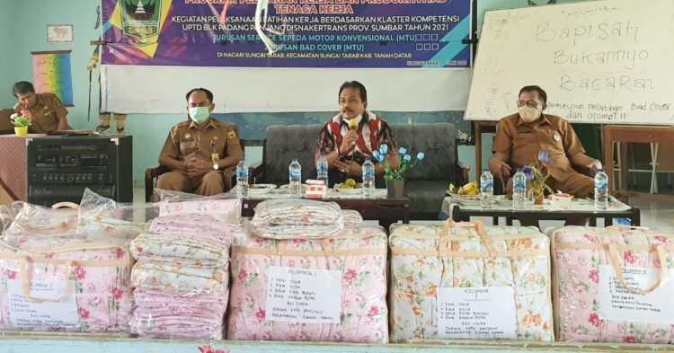 PENUTUPAN— Anggota DPRD Sumatera Barat Arkadius. Dt. Intan Bano, menutup pelatihan bed cover dan mekanik sepeda motor di gedung SD No. 22 Kotop Panjang Nagari Sungai Tarab