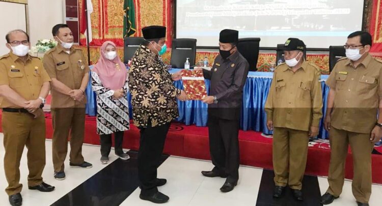 Bupati Padangpariaman Suhatri Bur, kemarin, melakukan serahterima mahasiwa Kuliah Kerja Nyata (KKN) pembelajaran pemberdyaan masyarakat (KKN PPM) terpadu tahun 2021 kepada Camat Padang Sago serta Wali Nagari Koto Dalam Barat dan Koto Dalam Selatan di yang di hadiri Kadis DPMD Erman,S.Sos,M.M. dan Dosen dari Perguruan Tinggi terkait