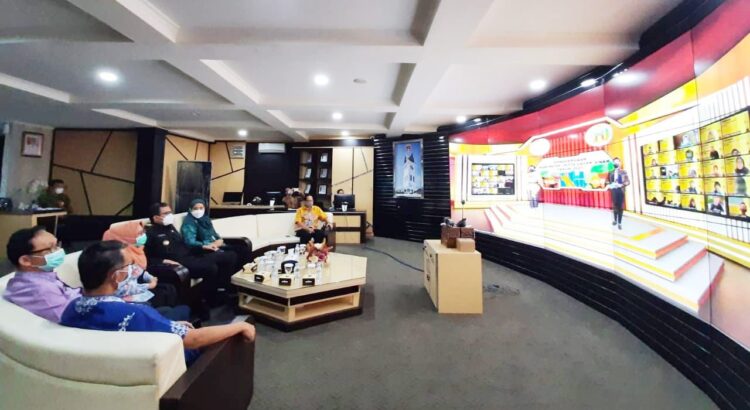 Pemko Bukittinggi Raih Penghargaan KLA Kategori Madya 1 PENGHARGAAN KLA— Kota Bukittinggi meraih penghargaan KLA kategori Madya diumumkan Kementerian PPPA secara virtual lewat zoom meeting di BCC Balaikota Bukittinggi.