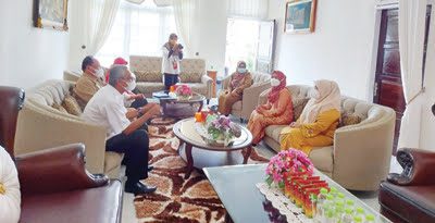 KUNJUNGAN—Bunda PAUD Agam Ny Yenni menererima Kunjungan BP PAUD dan Dikmas Sumbar.