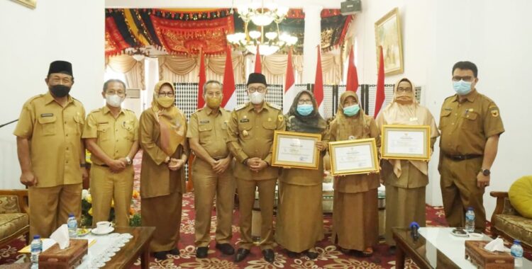 FOTO BERSAMA—Pegawai yang pensiun foto bersama Bupati Tanahdatar Eka Putra  di Indo Jolito.