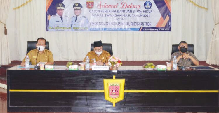 MOTIVASI— Bupati  Agam Andri Wirman memotivasi calon mahasiswa penerima beasiswa, yang tengah dilakukan verifikasi Pemkab Agam tahun 2021 ini, di Aula Kantor Bupati Agam.