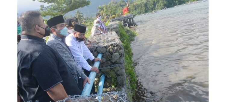 PAPARKAN—Bupati Agam di sela sela dampingi kunjungan Komisi V DPRD Sumbar memaparkan pentingnya dilaksanakan program revitalisasi Danau Maninjau untuk perekonomian Agam.