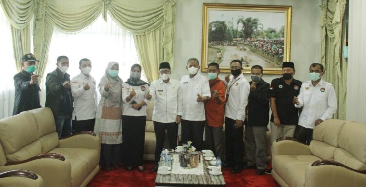 Pemerintah Kabupaten Tanah Datar terus berupaya meningkatkan kesejahteraan masyarakat, salah satunya program pengentasan kemiskinan. Program ini harus didukung seluruh stakeholder yang punya sumber daya mengurangi praktek-praktek penyebab perburukan kemiskinan.