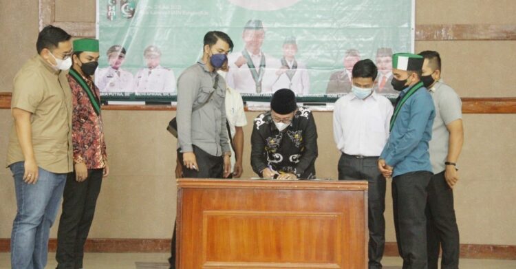 TANDA TANGAN— Bupati Tanah Datar Eka Putra didampingi Wabup Richi Aprian tandatangani naskah pelantikan  pengurus HMI dan Korp HMI Wanita (Kohati) Cabang Batusangkar periode 2021-2022.