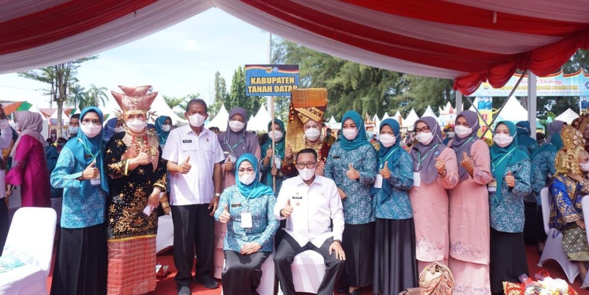 Bupati Eka Putra dan Ketua TP PKK Ny 11ise foto bersama. chandra antoni