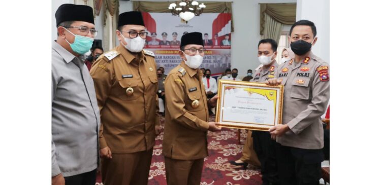 Polres Tanahdatar Terima Penghargaan 1 SERAHKAN—Bupati Eka Putra serahkan piagam penghargaan pada Kapolres Tanahdatar.