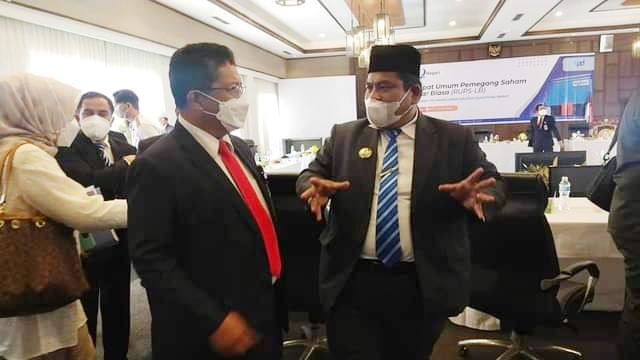 DISKUSI— Bupati Padangpariaman Suhatri Bur saat diskusi dengan pejabat di Bank Nagari yang hadir pada RUPS.