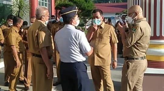 Bupati Pesisir Selatan Drs. Rusma Yul Anwar pada apel gabungan di halaman Kantor Bupati Pesisir Selatan, Senin (26/7/2021) memberikan penekanan pada perangkat daerah ( OPD) komit menuntaskan target minimal 3 inovasi daerah paling lambat 2 Agustus 2021.