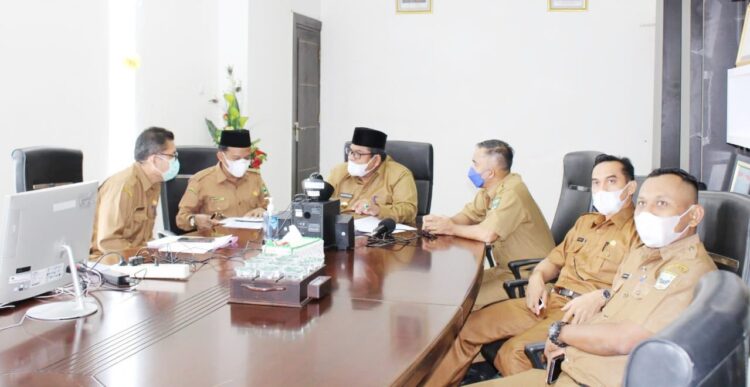 RAKOR VIRTUAL— Bupati Padangpariaman Suhatri Bur melakukan rakor virtual penanganan Covid-19 dengan Presiden RI Joko Widodo.