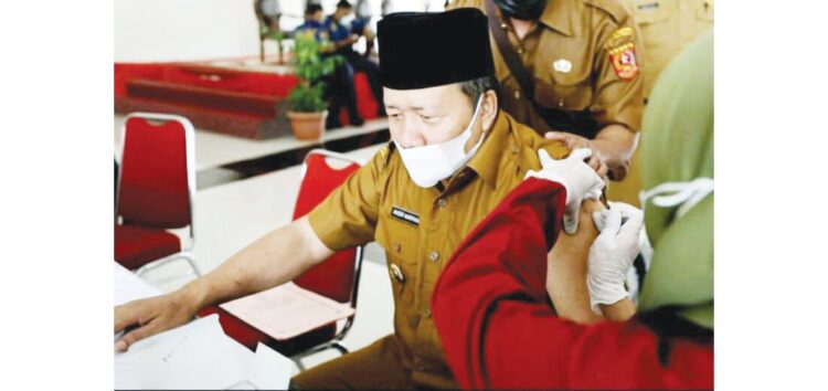 JALANI VAKSINASI— Bupati  Andri Wirman dan Wabup Agam Irwan Fikri menjalani vaksinasi Covid dosis pertama.
