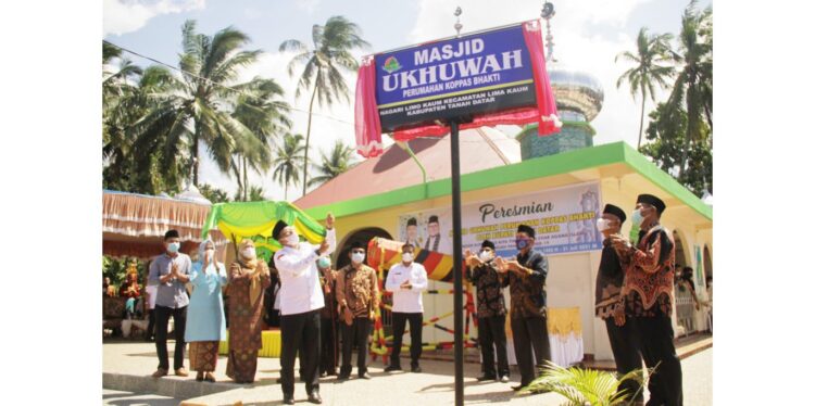 Hal ini dipesankan Bupati Tanah Datar Eka Putra saat meresmikan pemakaian alih status Mushalla Ukhuwah menjadi Masjid Ukhuwah Komplek Perumahan Koppas Bhakti Nagari Limo Kaum, Kecamatan Lima Kaum, Rabu (21/7).