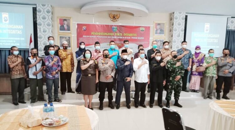 FOTO BERSAMA—Kapolres Pessel AKBP. Sri Wibowo, S.I.K., M.H, dan tamunya foto bersama.