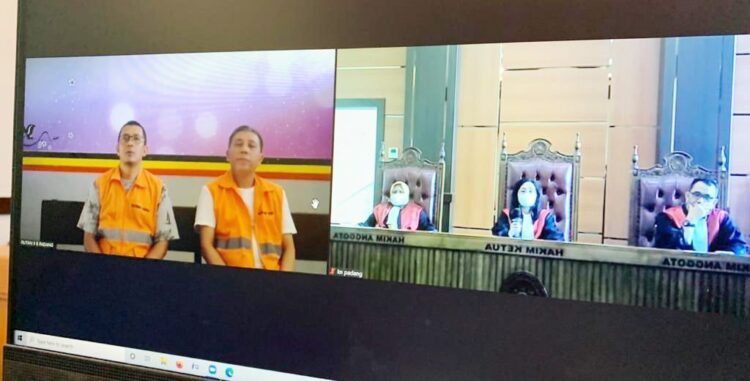 Pelaku Penipuan Investasi Tanah Dituntut 4 Tahun Penjara di Pengadilan Negeri (PN) Kelas IA Padang 1 SIDANG VIRTUAL— Dua terdakwa Delfi Andri dan Eko Posko Malla Asykar, menjalani sidang virtual di Pengadilan Negeri Padang, Kamis (15/7).
