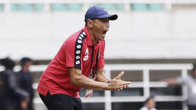 Jadwal Liga 2 Indonesia Ditunda, ”Ini Sulit, Karena Tak ada Kepastian” 1 ARAHAN— Pelatih Kepala Semen Padang FC Welliansyah memberikan arahan kepada anak asuhnya dalam suatu pertandingan.