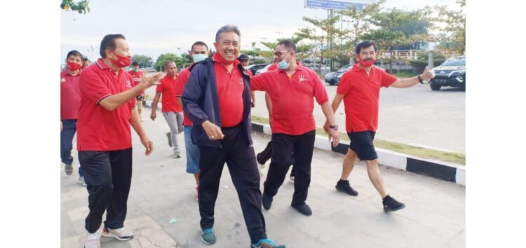 JALAN KAKI—Dua kumunitas jalan pagi Kota Padang yakni Bintang Sport Comunity (BSC) dan Lakban Lasak Bajalan jalan pagi bareng di pantai padang.