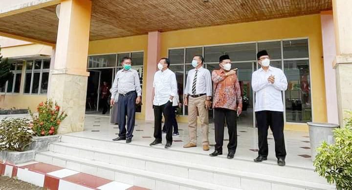 Untuk Peningkatan SDM, Dukung Pengembangan Akademi Komunitas Negeri Padangpariaman (AKNP) 1 FOTO BERSAMA—Wakil Bupati Padangpariaman Rahmang foto bersama usai kegiatan.
