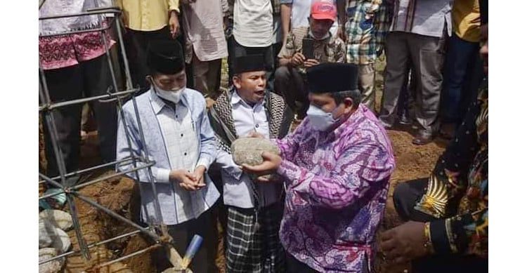 BATU PERTAMA— Bupati Padangpariaman Suhatri Bur sedang meletakkan batu pertama pembangunan Pondok Pesantren Nurul Yaqin Syekh Burhanuddin Al Ma Arief, kemarin.