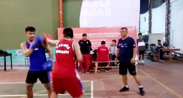 Efendi, Ketua Sasana Garuda Sakti Boxing Camp, Sejak 2015, Abdikan Diri Urus Olahraga Tinju 1 MELATIH— Efendi tengah melatih dua pelatih di Sasana Garuda Sakti Boxing Camp, Padang.