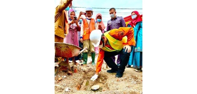 WALI Kota Pariaman H Genius Umar saat melakukan peletakan batu pertama  program Kotaku.